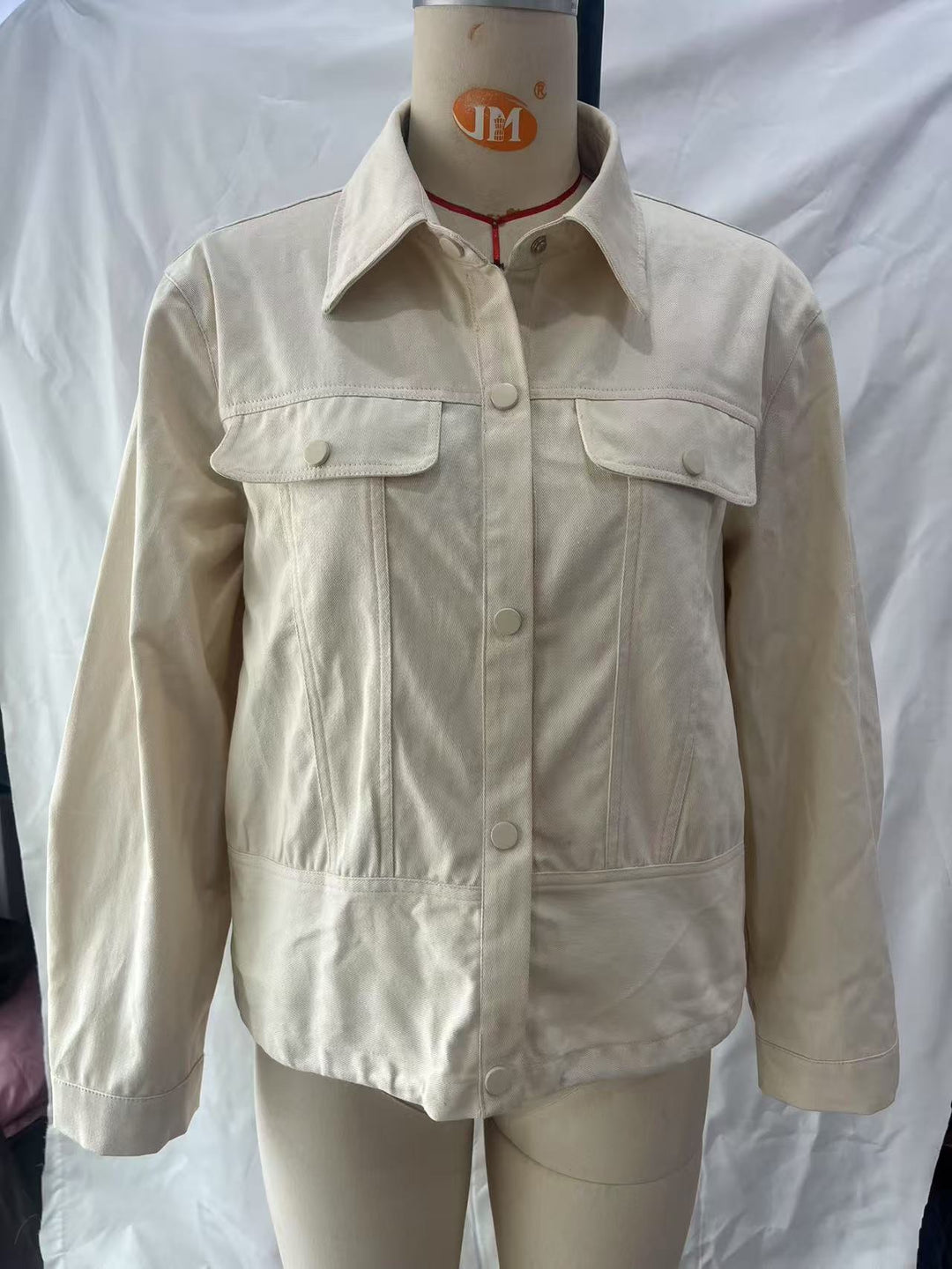 Damen leichtes Canvas Fieldjacket mit taillierten Abnähern, aufgesetzten Pattentaschen und verdeckter Druckknopfleiste – Célinea