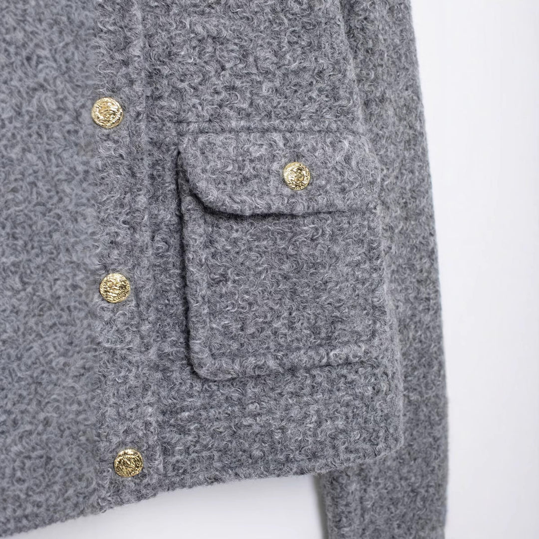 Damen Kurz geschnittene Bouclé‑Jacke mit Rundhalsausschnitt, aufgesetzten Pattentaschen und goldfarbenen Zierknöpfen Echoarchiv