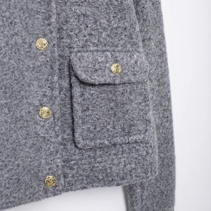 Damen Kurz geschnittene Bouclé‑Jacke mit Rundhalsausschnitt, aufgesetzten Pattentaschen und goldfarbenen Zierknöpfen Echoarchiv