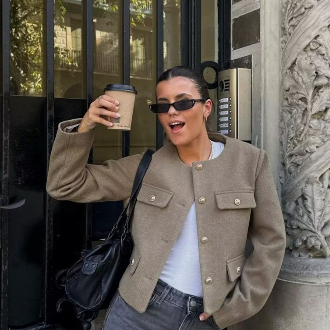 Damen kurz geschnittene Bouclé-Tweedjacke mit Rundhalsausschnitt Zierknopfdetails und aufgesetzten Pattentaschen – Célinea