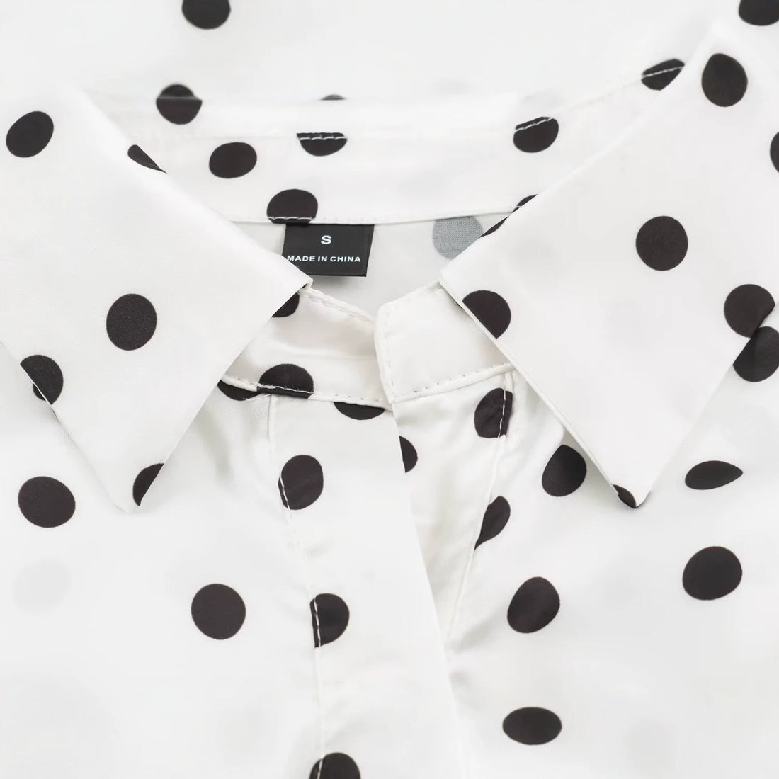 Damen Gepunktete Cropped-Hemdbluse mit breitem Taillengürtel und Ballonärmeln Echoarchiv