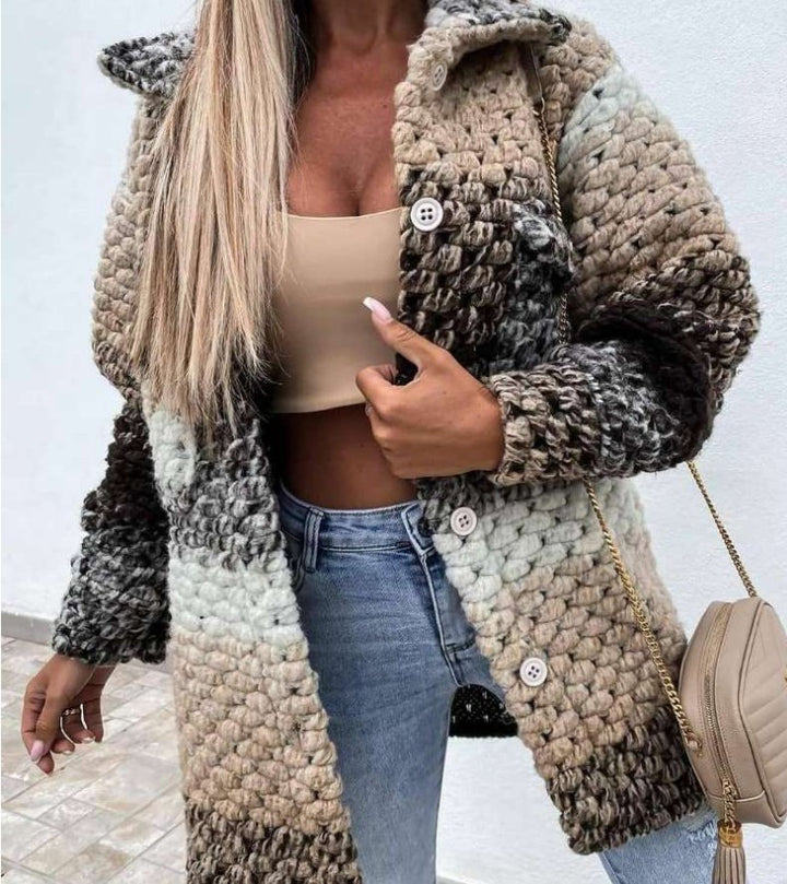 Damen Gehäkelte Oversize-Strickjacke mit Farbverlauf, Knopfleiste und aufgesetzten Taschen – Célinea