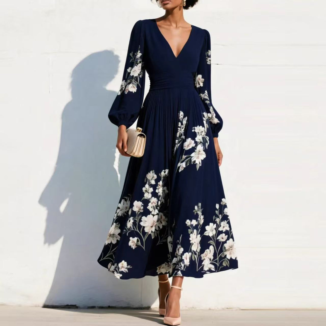 Damen Chiffon-Midikleid mit V‑Ausschnitt, geraffter Taille und floralem Plissee-Rock – Élara