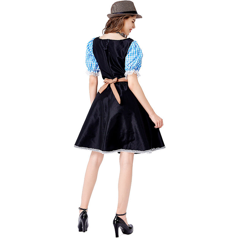 Damen nan folklorisches Oktoberfest-Kostüm im Dirndlstil mit Carmenbluse geschnürtem Mieder und bestickter Schürze Echo Archiv
