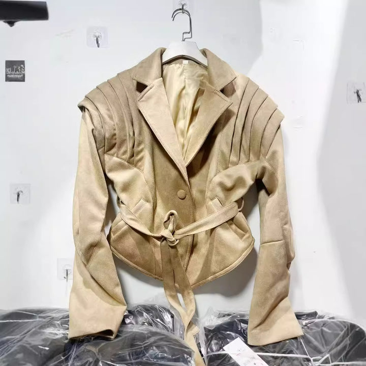 Damen taillierter Veloursleder-Blazer mit plissierten Schulterdetails und Bindegürtel – Valéne