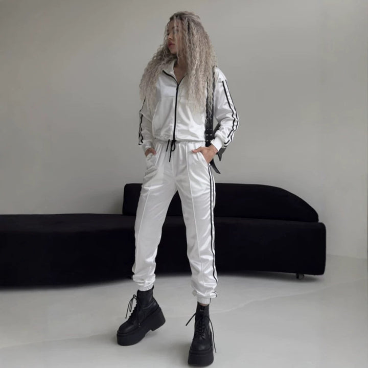 Damen glänzender Satin-Trainingsanzug mit Kontraststreifen, Reißverschlussjacke und Tunnelzughose – Élanora