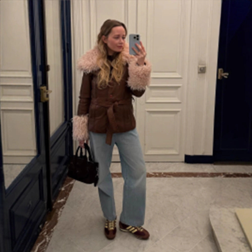 Damen Taillierte Lederimitatjacke mit Bindegürtel, opulentem abnehmbarem Faux-Fur-Schalkragen und Fellmanschetten Echoarchiv