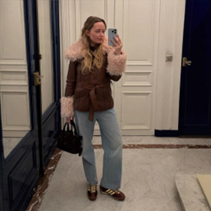 Damen Taillierte Lederimitatjacke mit Bindegürtel, opulentem abnehmbarem Faux-Fur-Schalkragen und Fellmanschetten Echoarchiv