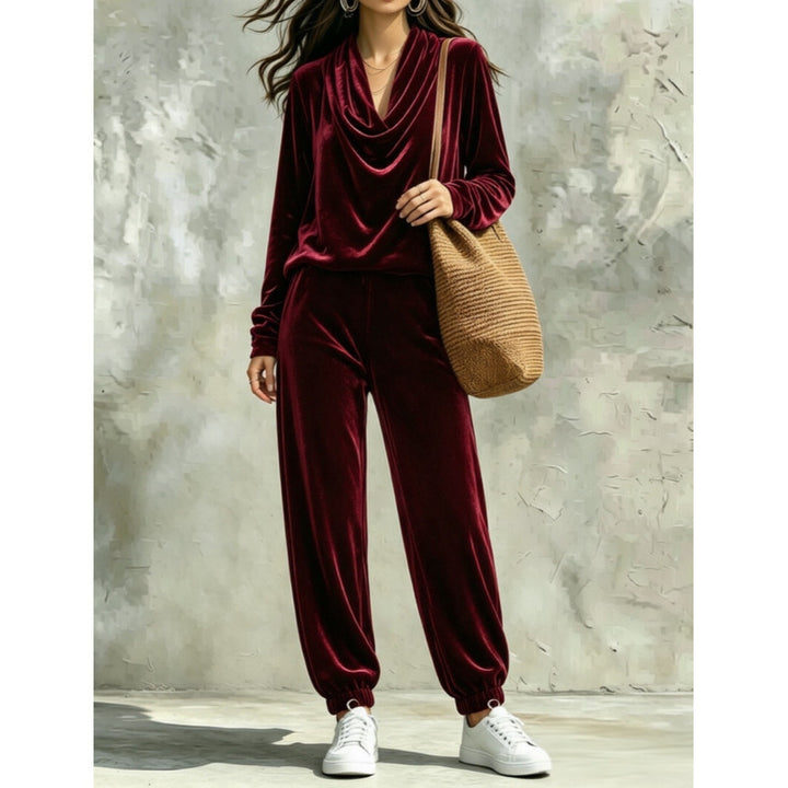Damen Samt-Lounge-Set mit Wasserfallkragen und Jogger-Hose Echoarchiv