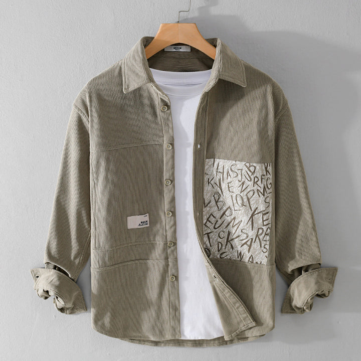 Herren Leichtes Cord-Hemdjacken-Overshirt mit Letterprint-Brusttasche und Relaxed Fit Echoarchiv