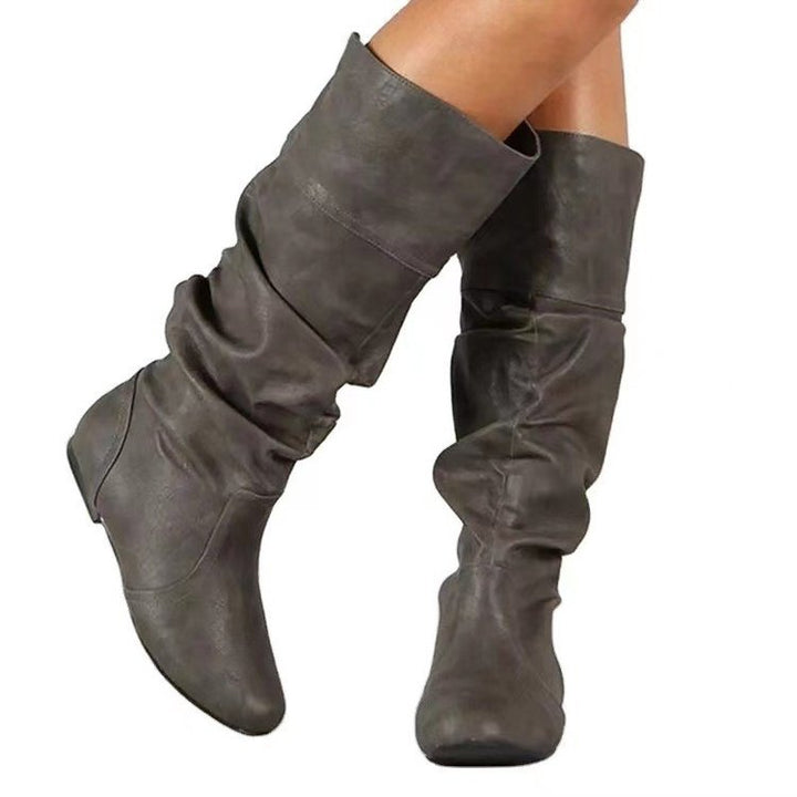 Damen Schlupfstiefel mit gerafftem Schaft und flacher Keilsohle – Varelle