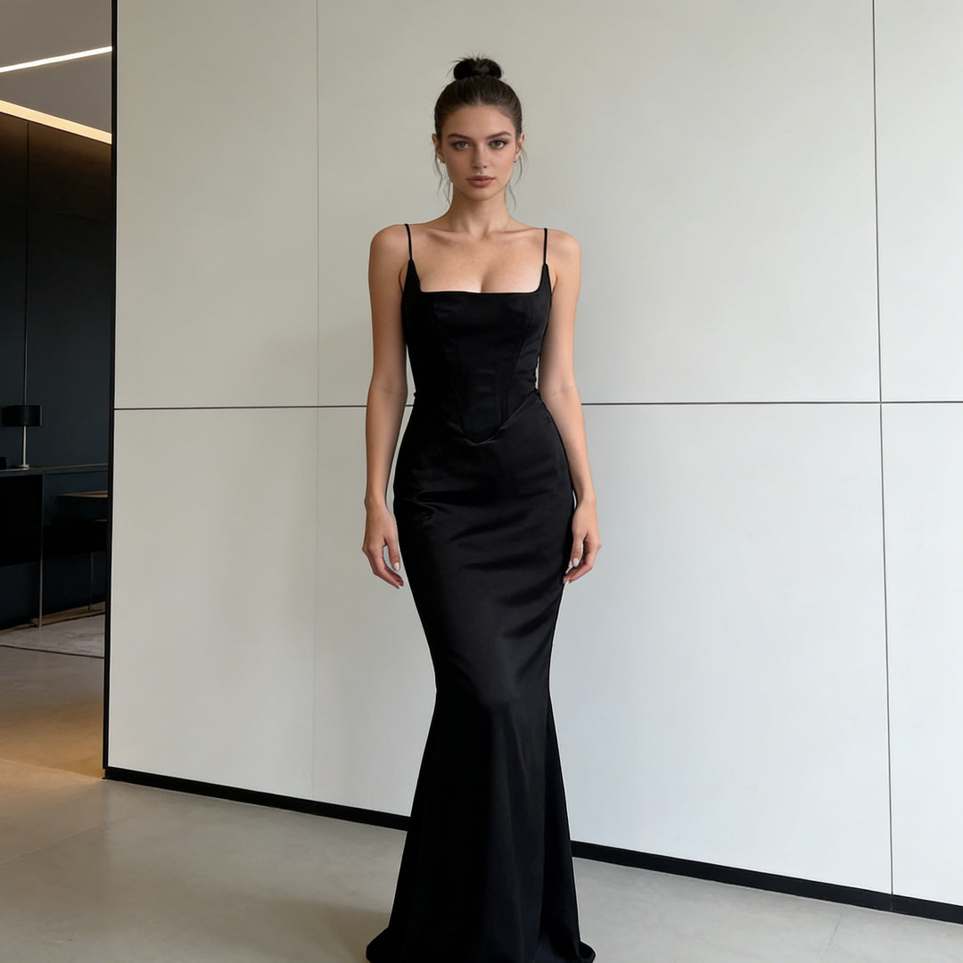 Damen Elegantes und figurbetontes Abendkleid mit schmalen Trägern und hohem Schlitz Echo Archiv