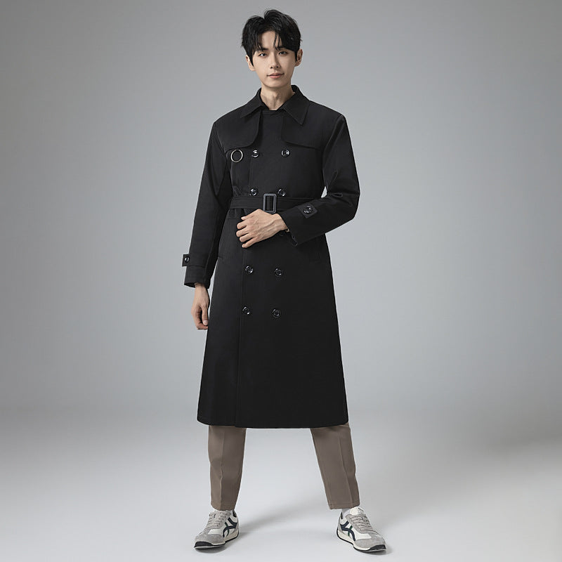 Herren Moderner Tech-Trenchcoat mit Doppelreihiger Knopfleiste, Bindegürtel und dezenten Ringdetails Echoarchiv