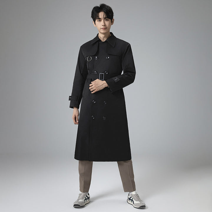 Herren Moderner Tech-Trenchcoat mit Doppelreihiger Knopfleiste, Bindegürtel und dezenten Ringdetails Echoarchiv