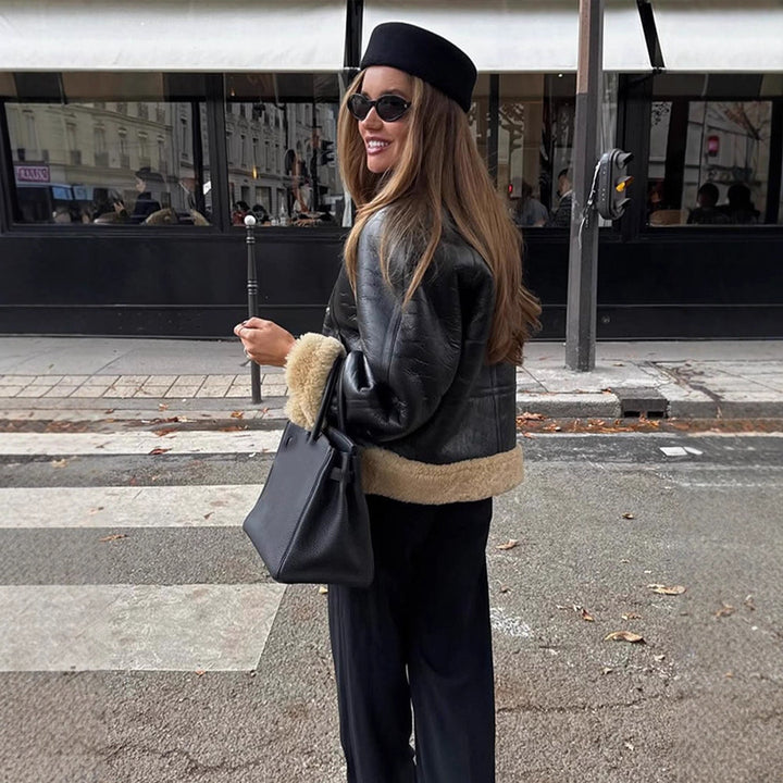 Damen Kurzjacke im Aviator‑Stil mit Teddy‑Innenfutter und doppelreihiger Druckknopffront Echoarchiv