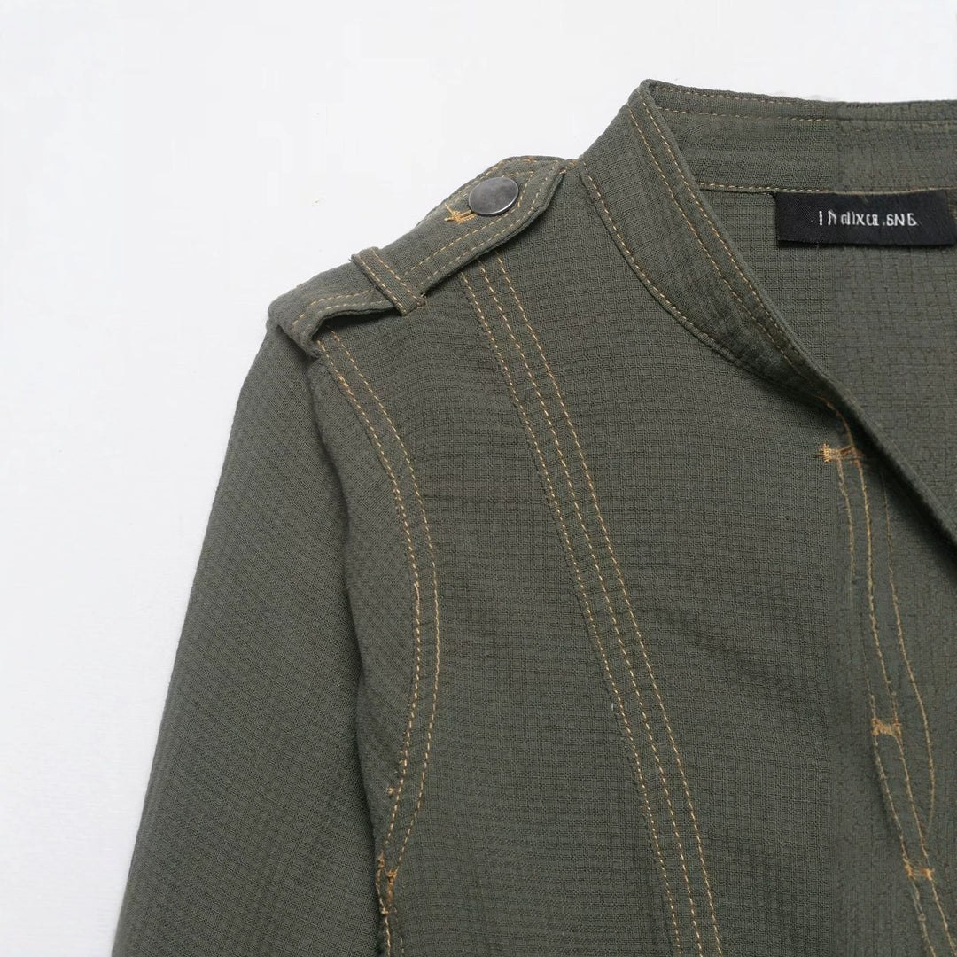 Damen Kurze Utility-Jacke mit Stehkragen, Schulterklappen und aufgesetzten Pattentaschen Echo Archiv