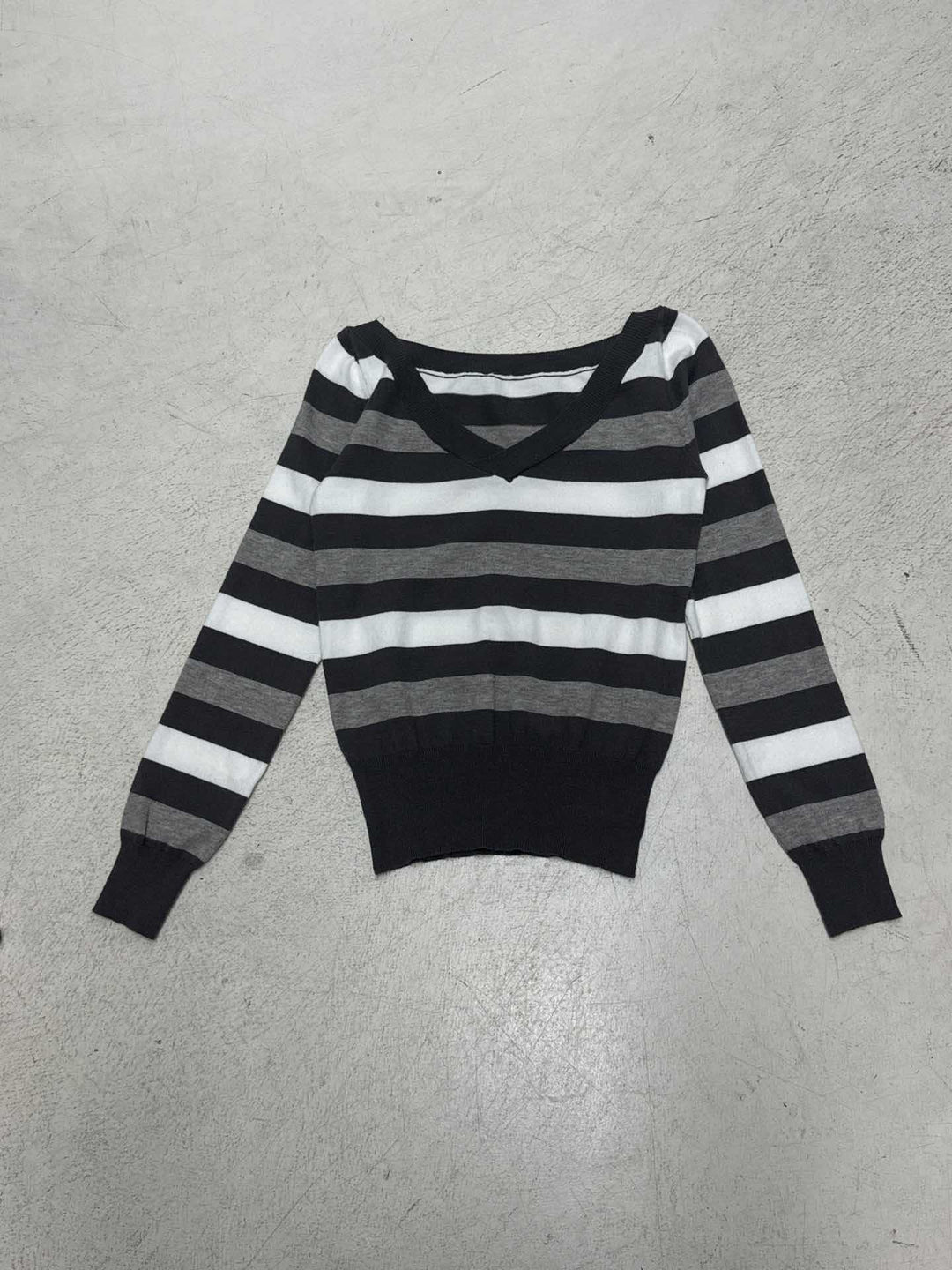 Damen Taillierter Feinstrick-Pullover mit breiten Blockstreifen und V-Ausschnitt Echo Archiv
