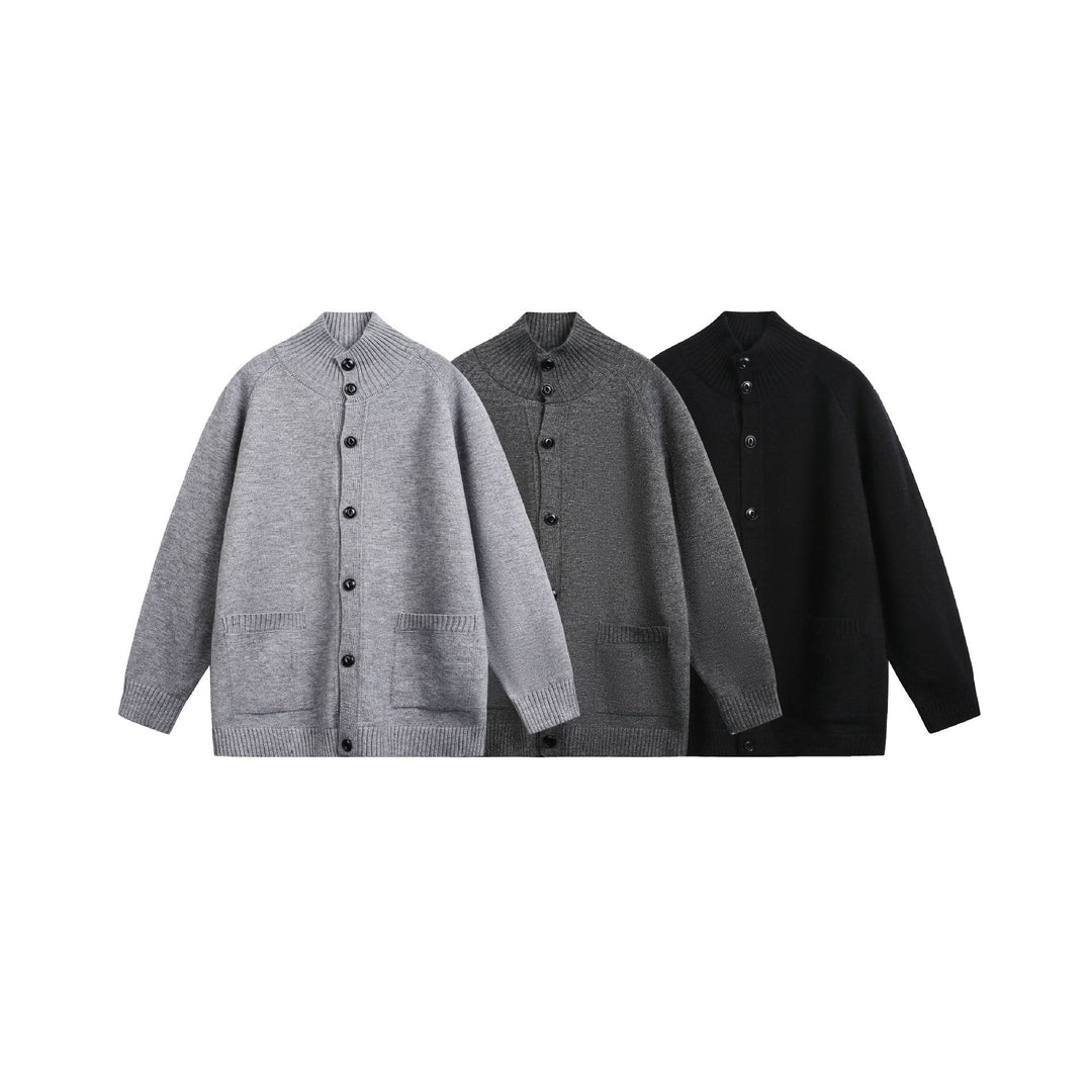 Unisex Cardiganjacke mit hohem Rippkragen, durchgehender Knopfleiste und Eingrifftaschen Echoarchiv