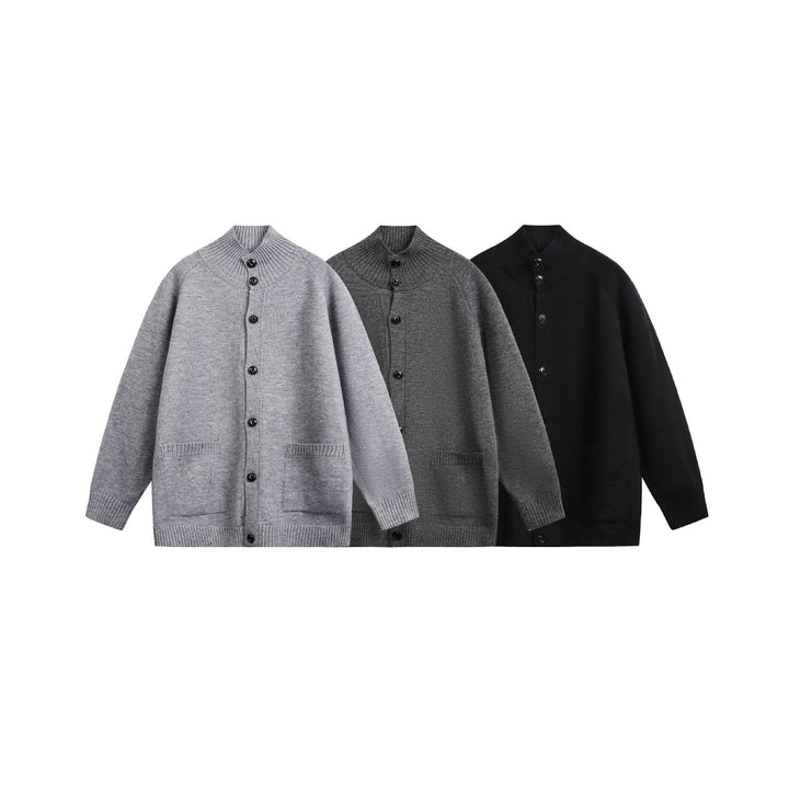 Unisex Cardiganjacke mit hohem Rippkragen, durchgehender Knopfleiste und Eingrifftaschen Echoarchiv