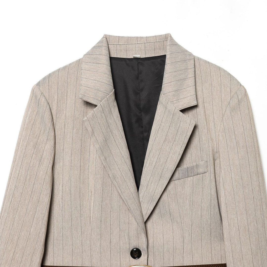 Damen taillierter Nadelstreifen-Blazer mit dekorativem Gürtel und Pattentaschen – Valéne