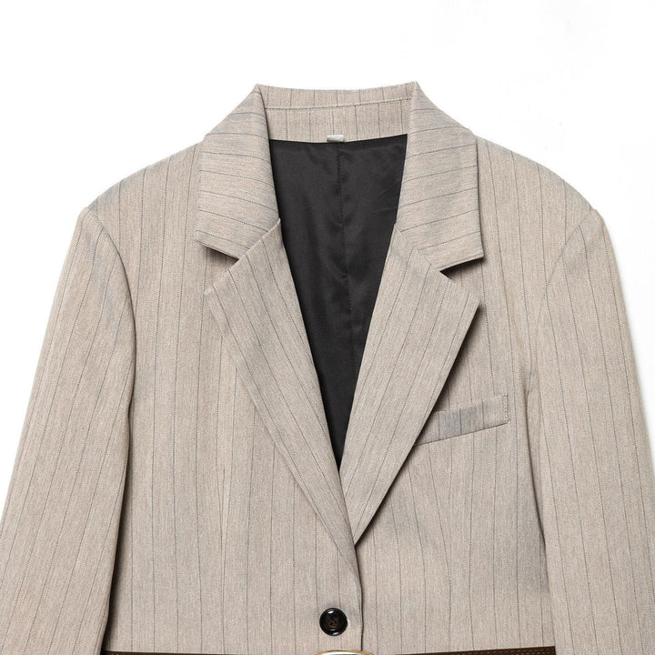 Damen taillierter Nadelstreifen-Blazer mit dekorativem Gürtel und Pattentaschen – Valéne