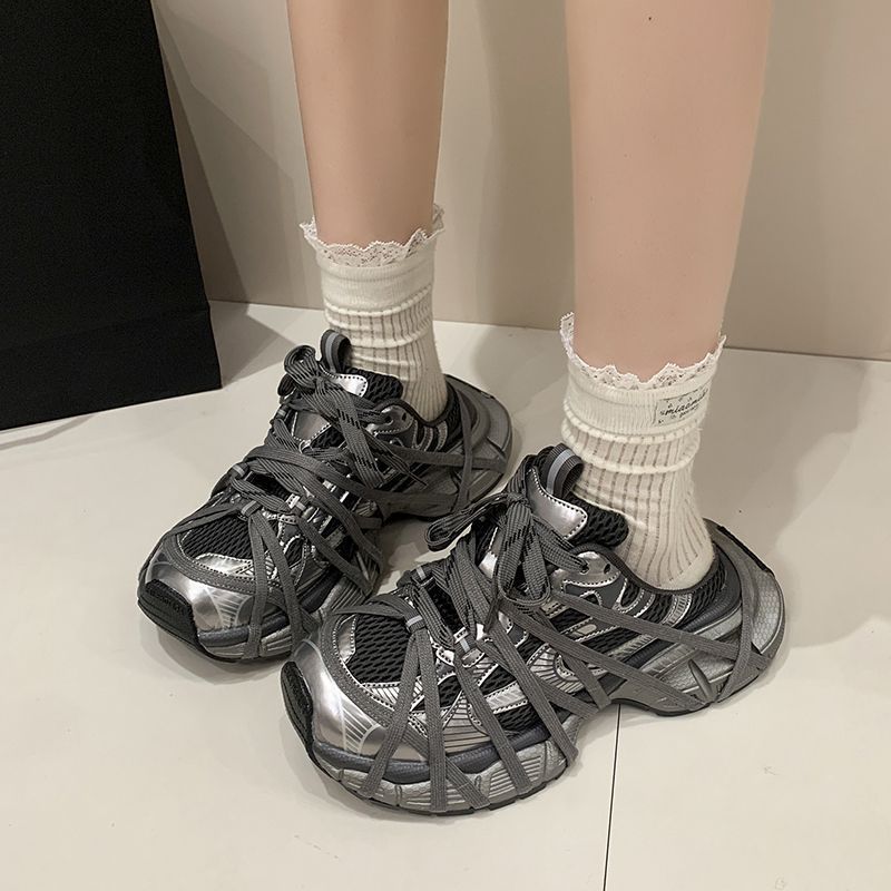 Damen Techno-Chunky-Sneaker mit atmungsaktivem Mesh, stabiler Plattformsohle und dekorativen Wickelriemen – Névara