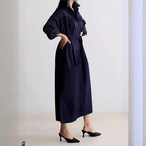 Damen Langärmliges Hemdblusen‑Maxikleid mit strukturierter Schulterpasse und Bindegürtel Echoarchiv