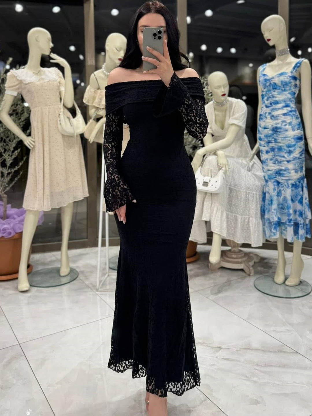 Damen Elegantes Spitzenkleid mit Off-Shoulder Design und Schößchen Echo Archiv