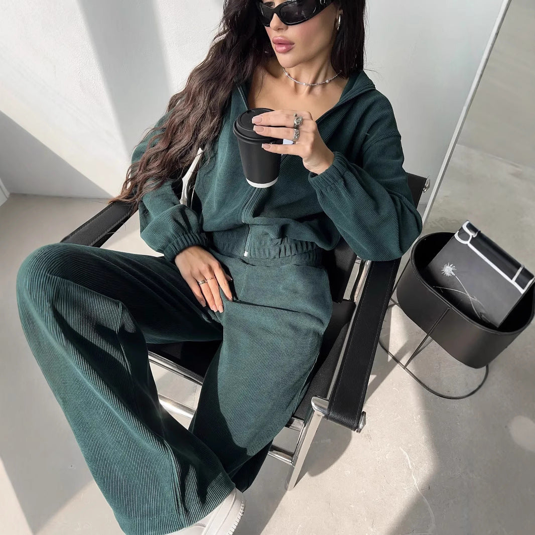 Damen kurz geschnittene Kapuzenjacke und Jogginghose Set aus Cordoptik – Auréline