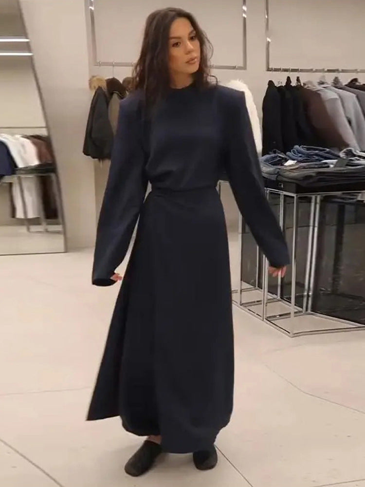 Damen Maxikleid mit taillierter Silhouette, ausgestelltem Rock und markanten Schultern Echoarchiv