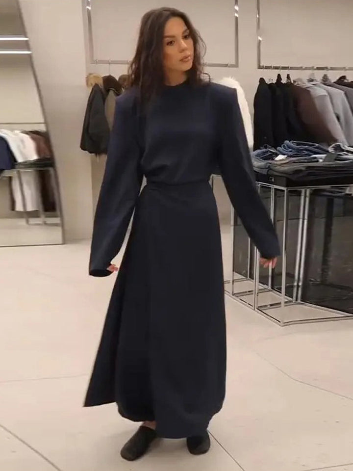 Damen Maxikleid mit taillierter Silhouette, ausgestelltem Rock und markanten Schultern Echoarchiv