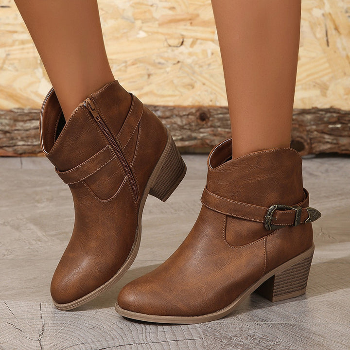 Damen nan Western‑inspirierte Kurzstiefelette mit mittelhohem Blockabsatz, seitlichem Reißverschluss und dekorativer Metallschnalle Echo Archiv