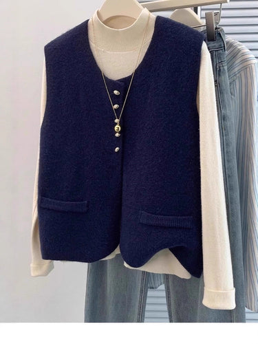 Damen Kurzgeschnittene Ärmellose Strickweste mit Perlenknopfleiste und aufgesetzten Taschen Echoarchiv