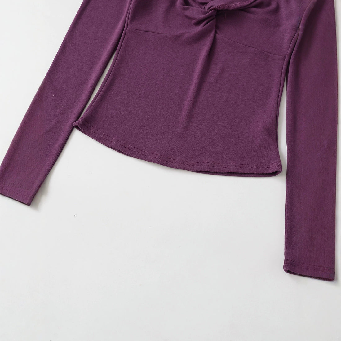 Damen Langarmshirt mit Drehknoten-Detail figurformendem Büstenteil und weiter Ausschnitt Echoarchiv