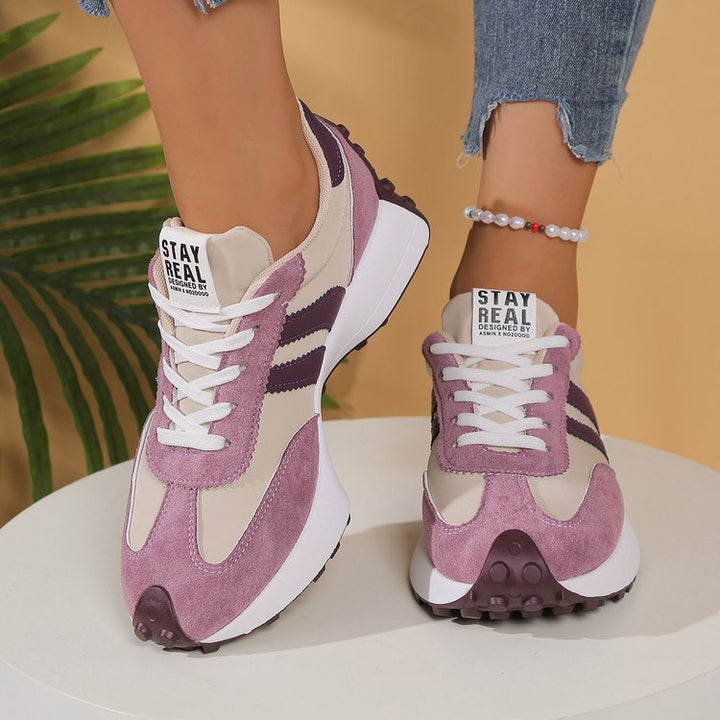 Damen Retro-Sneaker mit profilierter Gummisohle und dekorativen Zierstreifen – Névara