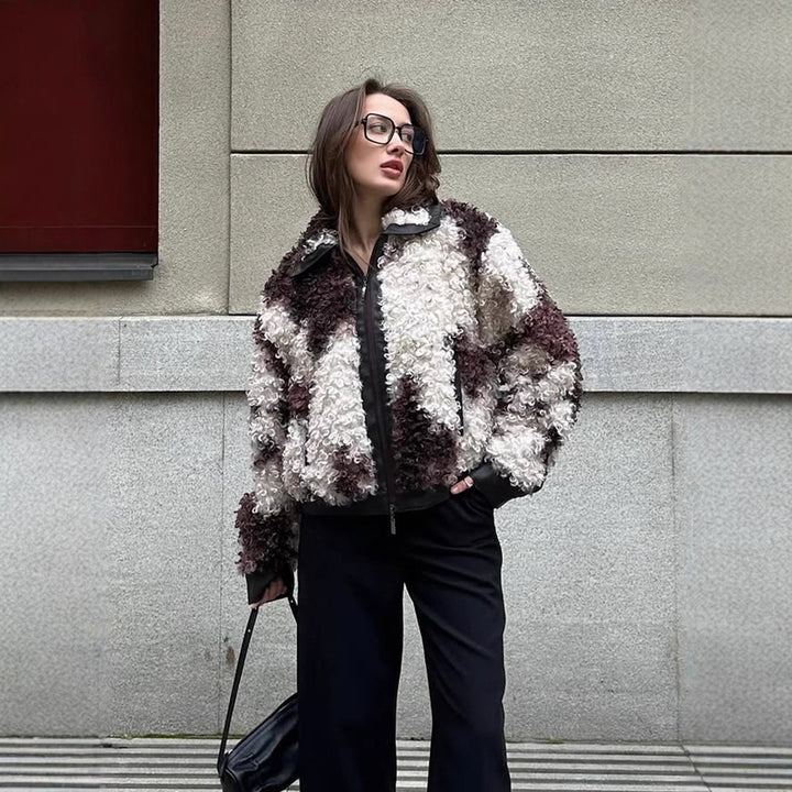 Damen Kurzblouson aus lockigem Bouclé‑Fauxfur mit Lederoptik‑Besatz Echoarchiv