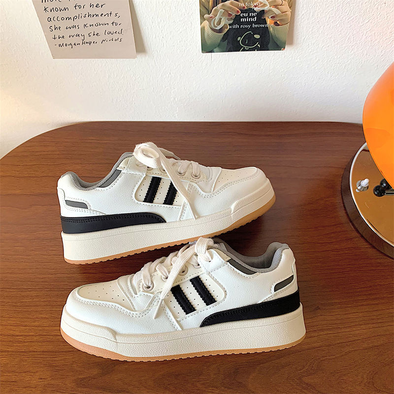 Damen Sportliche Sneakers mit dämpfendem Komfort und trendigen Akzenten Echo Archiv