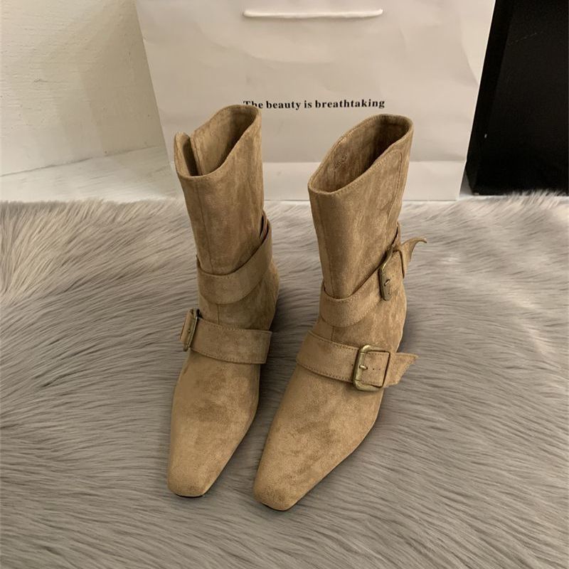 Damen Biker-inspirierte Mid-Boots aus Velourslederoptik mit spitzer Kappe und verstellbaren Gürtelschnallen – Lioré