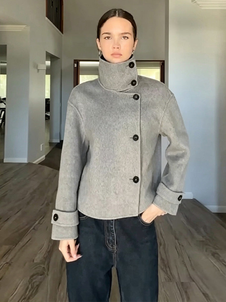 Damen Kurzer Wollmix-Mantel mit asymmetrischer Knopfleiste und hohem Stehkragen Echoarchiv