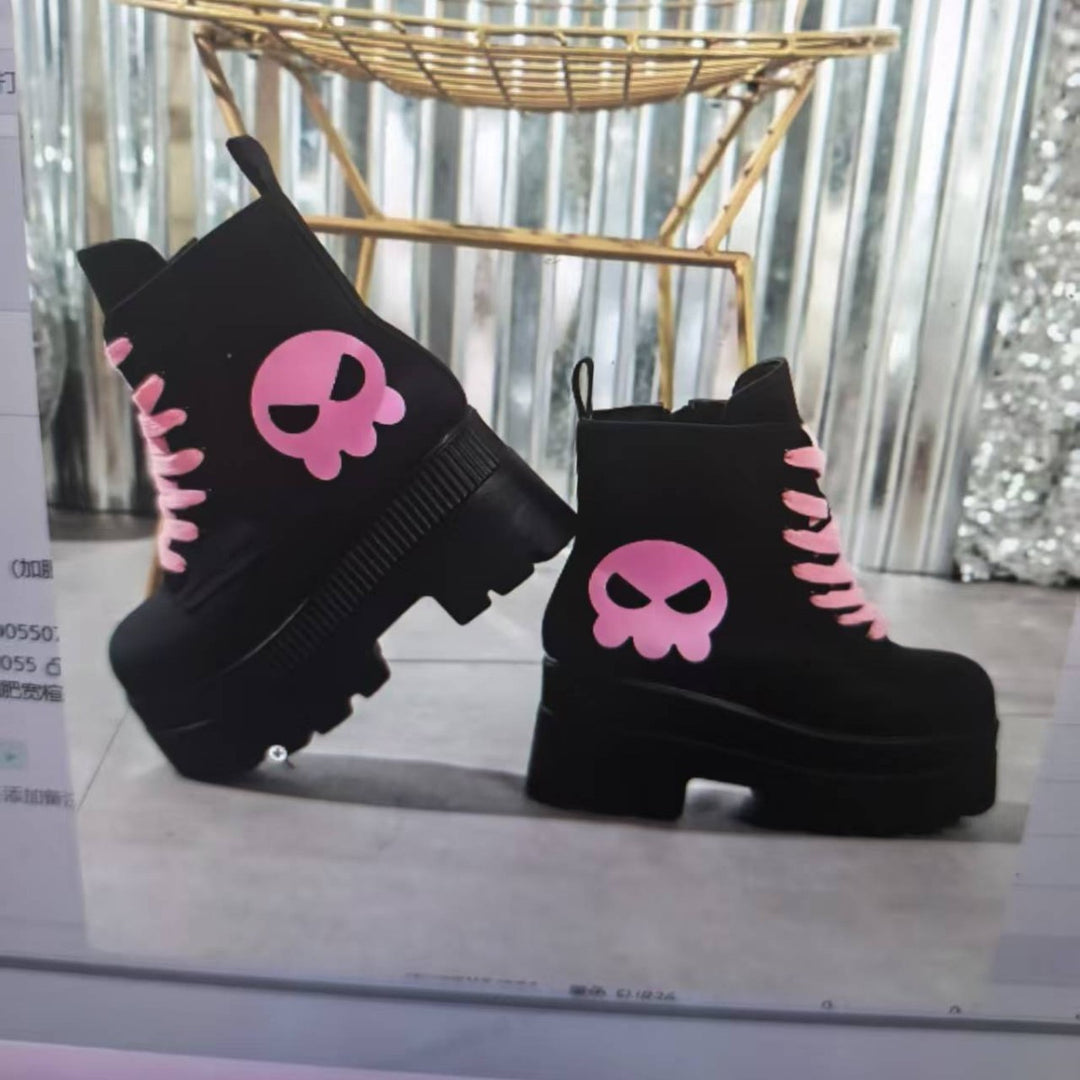 Damen nan knöchelhohe Plateau-Boots im Punk- und Gothic-Style mit überhöhter Profilsohle und markanter Totenkopf-Applikation Echo Archiv
