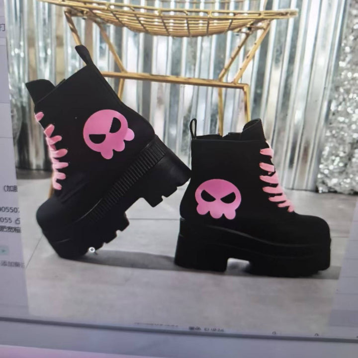 Damen nan knöchelhohe Plateau-Boots im Punk- und Gothic-Style mit überhöhter Profilsohle und markanter Totenkopf-Applikation Echo Archiv