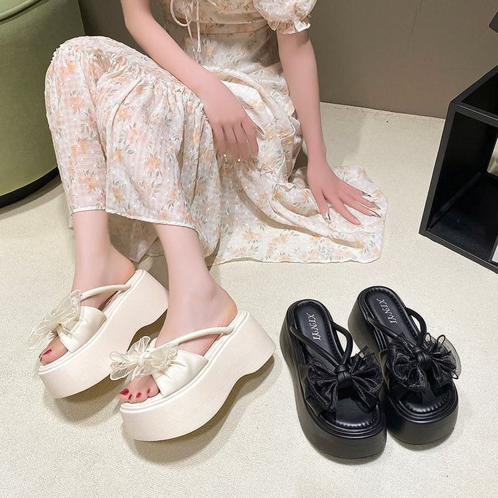Damen Plateau‑Pantolette mit hoher Wedgesohle und organza‑Blütenapplikation – Sorelia