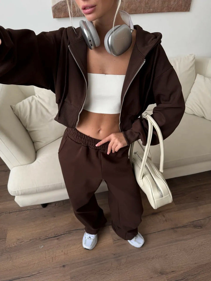 Damen gekürztes Reißverschluss-Hoodie mit Kapuze und hochgeschnittene Relax-Jogginghose mit elastischem Bund – Auréline