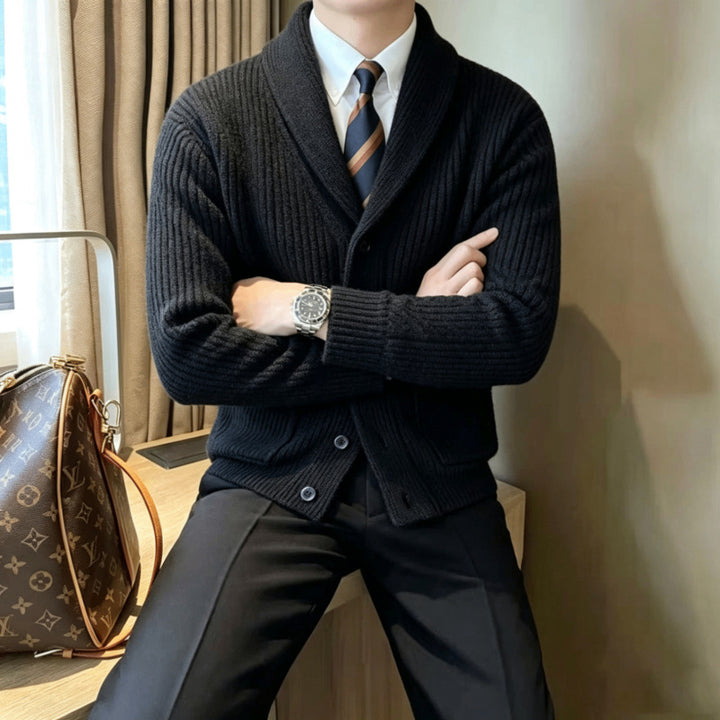 Herren Schalkragen-Strickcardigan mit Rippenstruktur, Knopfleiste und aufgesetzten Taschen Echoarchiv