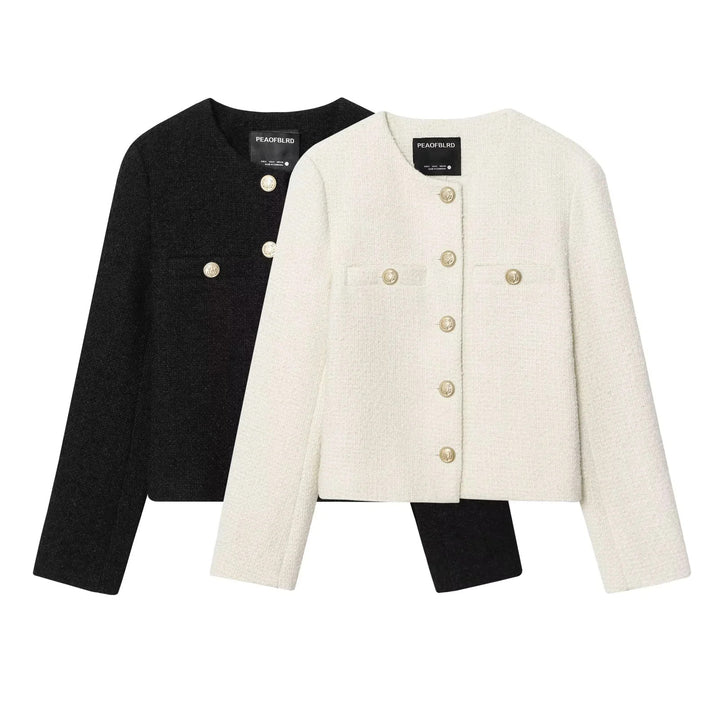 Damen kastige Bouclé-Jacke mit Rundhalsausschnitt goldenen Zierknöpfen und aufgesetzten Brusttaschen – Célinea