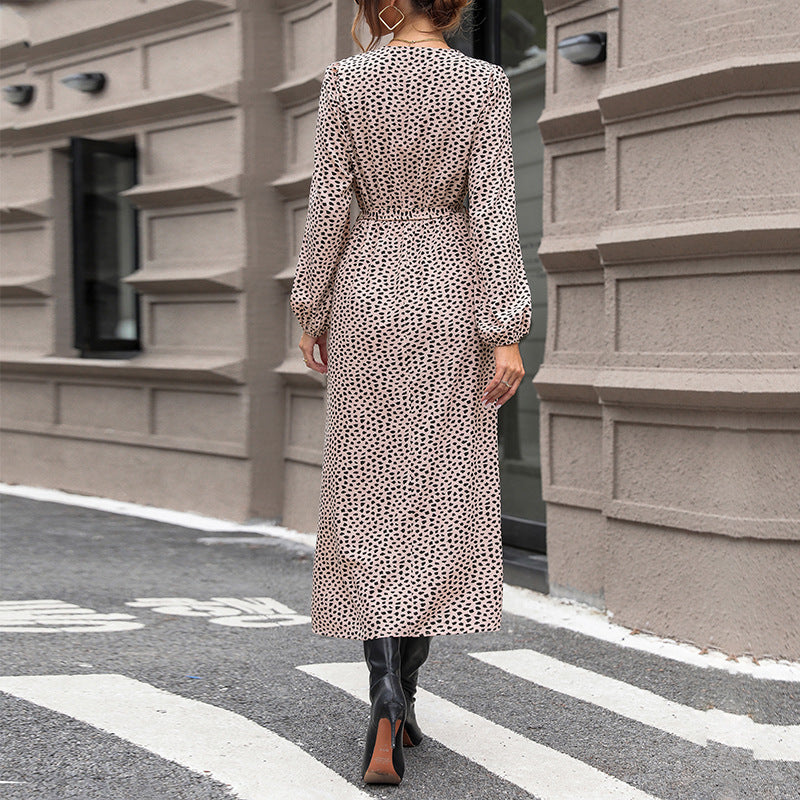 Damen Fließendes Wickel-Midikleid mit V-Ausschnitt, elastischem Smockbund und hohem Beinschlitz Echoarchiv