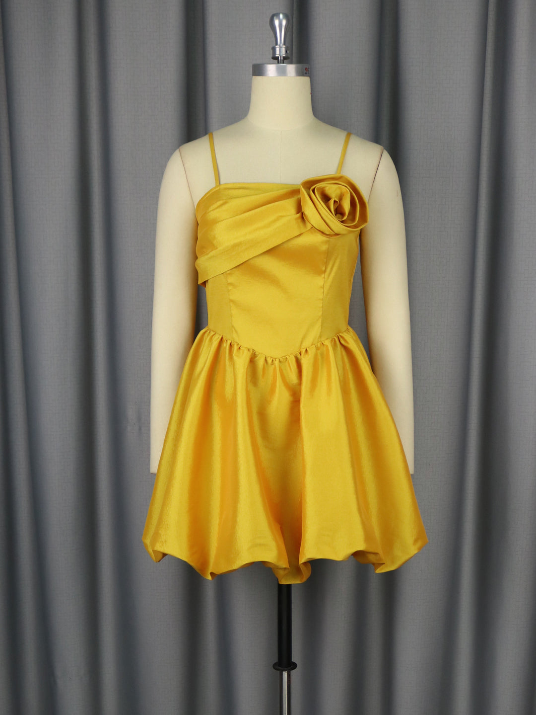 Damen Verspieltes Minikleid mit asymmetrischem Oberteil und floralem Detail Echo Archiv