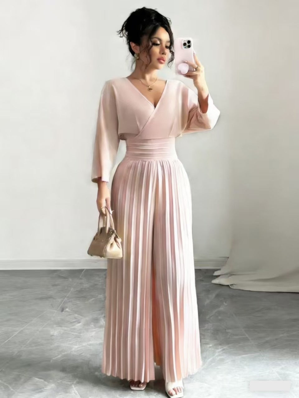Damen Maxikleid mit Wickeloberteil, Tailliertem Rippbund und Plisseerock – Orélia