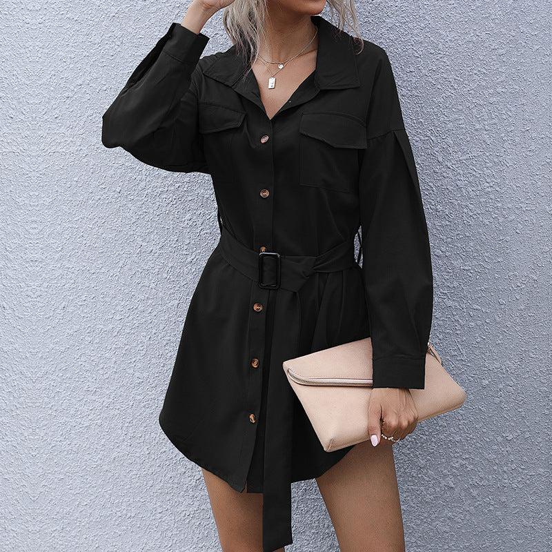 Damen Kurzblusenkleid im Safari-Stil mit Bindegürtel und aufgesetzten Brusttaschen – Élara