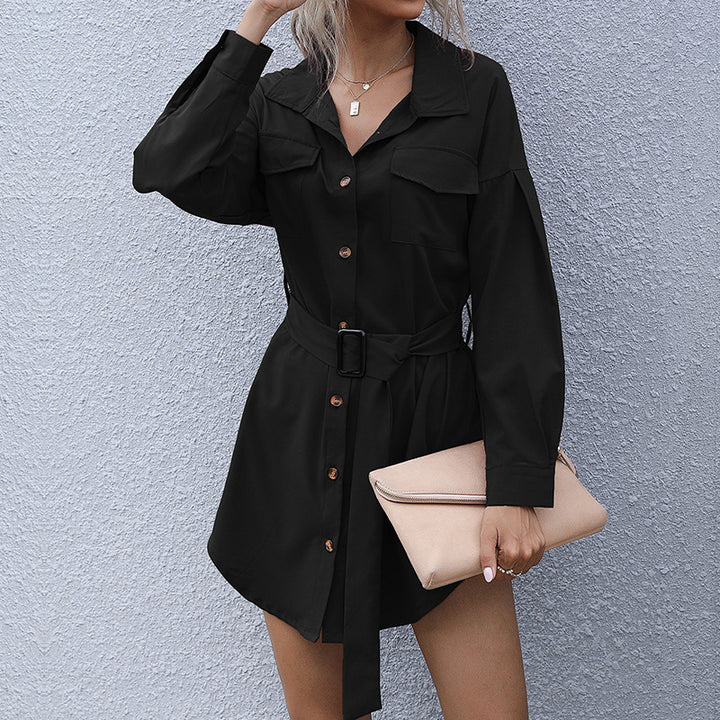 Damen Kurzblusenkleid im Safari-Stil mit Bindegürtel und aufgesetzten Brusttaschen – Élara